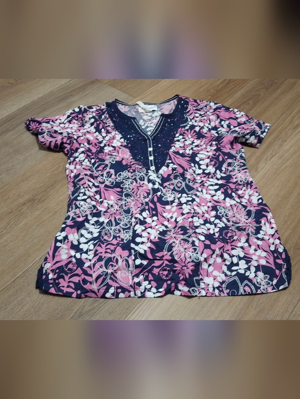 Womens Boho-Utility casual utilitarian medical print Peaches scrub top Size M.